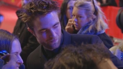 Pattinson divierte en la Berlinale con un western irónico