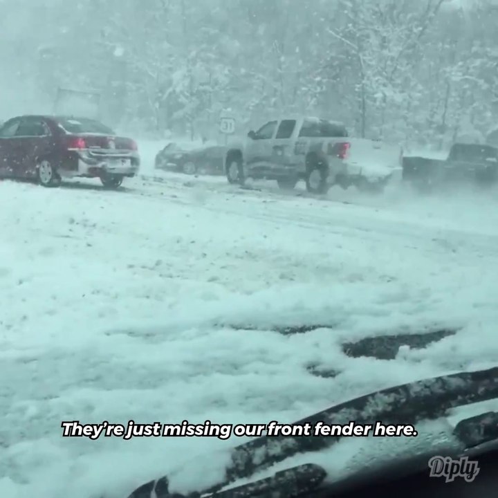Plus de 40 véhicules se rentrent dedans en pleine tempête de neige sur l'autoroute