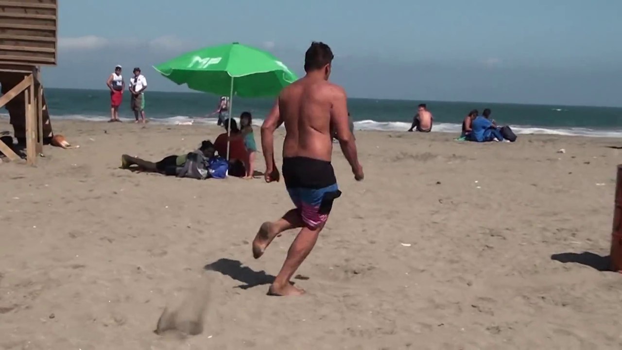 Ce débile essaie d'échapper à la police en se jetant à la mer