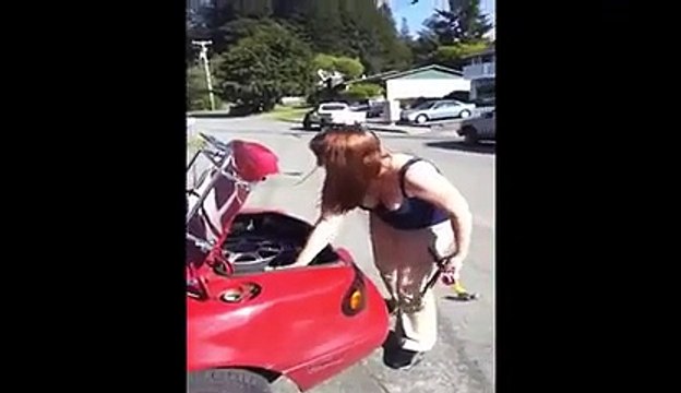 Son ex vient détruire sa voiture... Pas cool!