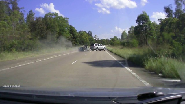 Une voiture part dans le décor à cause de sa remorque... Dingue