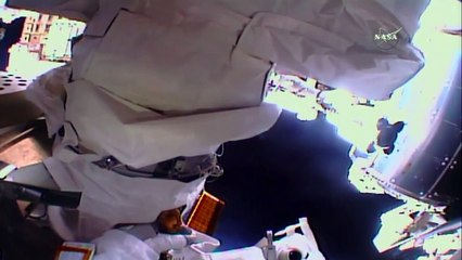 Скачать видео: Astronautas terminan caminata espacial por reparaciones en ISS