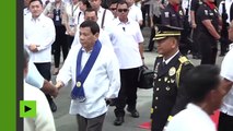 Message aux fraudeurs : Duterte fait pulvériser des voitures de luxe par des bulldozers