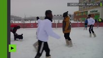 Jouer au football avec des bottes de feutre russes