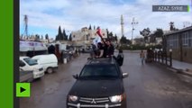 Des combattants de l’Armée syrienne libre arrivent à Azaz, en Syrie