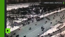 Moscou : le moment où le bus fonce dans des piétons près d'un passage souterrain, filmé