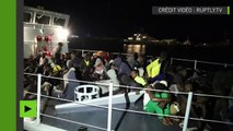 Sauvetage par les gardes-côtes libyens de réfugiés tentant de rejoindre l'Italie