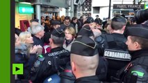 A Paris, des gendarmes ferment la station La Motte-Piquet-Grenelle pour bloquer les identitaires