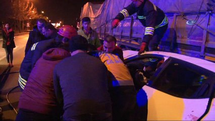 Tıra arkadan çarpan otomobil dorsenin altına girdi: 4 yaralı