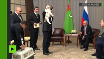 Vladimir Poutine reçoit un chiot comme cadeau d’anniversaire de la part du président turkmène