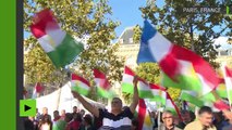 A Paris les manifestants portent des drapeaux pour le maintien du référendum au Kurdistan irakien