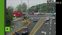 Chine : une cycliste percutée par un camion échappe de justesse à la mort (CONTENU SENSIBLE)