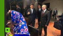 Xi Jinping s'improvise guide pour Vladimir Poutine à une exposition sur l'histoire de la Chine