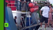 La police italienne remorque un navire de sauvetage de migrants confisqué de Lampedusa à la Sicile