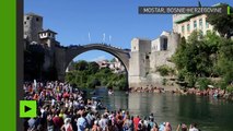 Des casse-cous se jettent d’un pont historique en Bosnie-Herzégovine