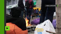 Fil de fer barbelé et feu de joie : nouvelle démonstration de force devant une banque russe à Kiev