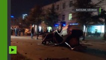 Emeutes et voitures renversées lors d’une manifestation sauvage à Batoumi, en Géorgie