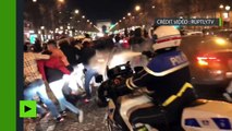 Une douche de gaz lacrymogène disperse les supporters de PSG sur les Champs-Elysées