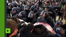 La police utilise des gaz lacrymogènes contre les manifestants en soutien à Théo à Paris