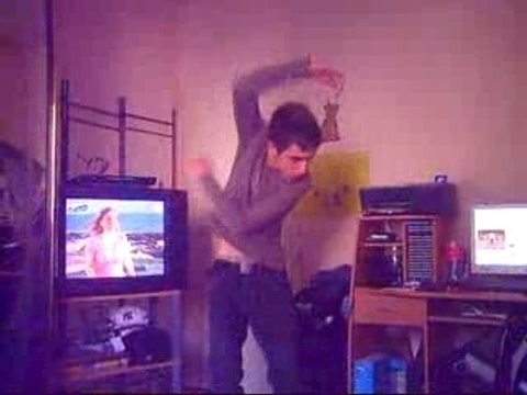 mon pote antony qui dance la tecktonik