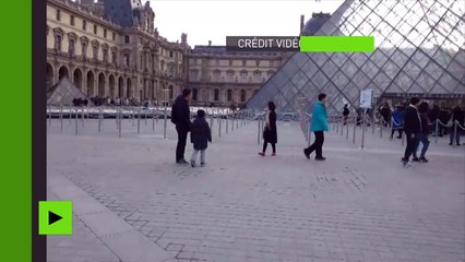 Premières images après l’attaque devant le Louvre où des sirènes retentissent