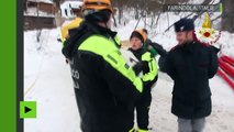 Italie : trois chiots sauvés par miracle des décombres de l’hôtel détruit par une avalanche