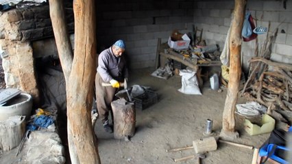 Sınırda 50 yıldır demir dövüp ekmeğini çıkartıyor