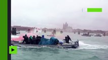 Des fumigènes sur les eaux de Venise viennent troubler le Sommet franco-italien