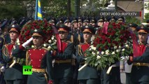 Une délégation du ministère russe de la Défense dépose des fleurs sur la tombe du soldat inconnu