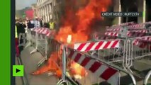 Feux et fumigènes : des Milanais manifestent contre la répression des Kurdes