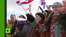 Les pilotes russes revenant de Syrie accueillis avec des miches de pain par une foule enthousiaste
