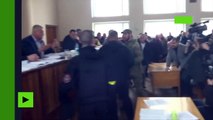 Une réunion et des marrons : quand le Secteur droit s’invite à un Conseil municipal en Ukraine