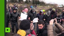 Des réfugiés se cousent la bouche en protestation contre le démantèlement de la jungle de Calais