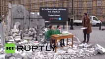 Londres : des cours improvisés dans la rue rappellent que 2,8 millions d’enfants sont privés d’école