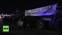 Des agriculteurs grecs bloquent une autoroute entre Thessalonique et Athènes
