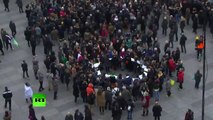 Une chorale rend hommage aux victimes des attentats sur la place de la République