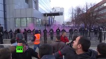 Kosovo : des protestataires mettent le feu au quartier général du gouvernement