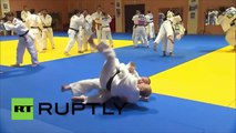 Une judoka, membre de l’équipe nationale russe, envoie Vladimir Poutine au tapis