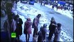 Une chute de neige depuis un toit enfouit des piétons dans une rue fréquentée en Turquie