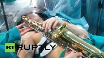 Un musicien espagnol joue du saxophone en se faisant opérer d'une tumeur au cerveau