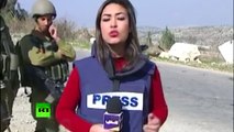 Les soldats de Tsahal chahutent la correspondante palestinienne en direct