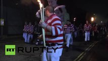 Une effigie de David Cameron nu avec un porc brûlés lors d’un festival britannique