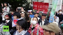 Des centaines de Japonais protestent contre la déplacement d’une base militaire américaine