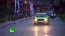 Poutine arrive dans une voiture russe à la réunion annuelle du Club Valdaï