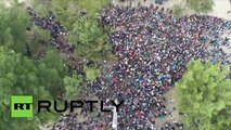 Des milliers de migrants filmés par un drone au poste frontière d'Idomeni (Grèce)