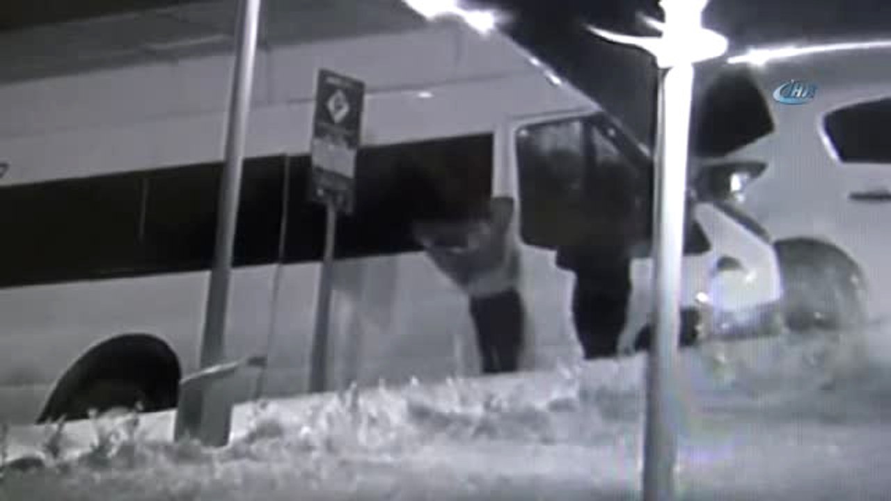 Çocuk Hırsızların Pencereden Girip Kapıdan Çıktıkları Anlar Kamerada