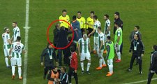 Şenol Güneş, Konyaspor Teknik Direktörü Mehmet Özdilek'i Hakeme Doğru İttirdi