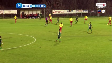 Première occasion dangereuse mais SOLY manque sa tête.