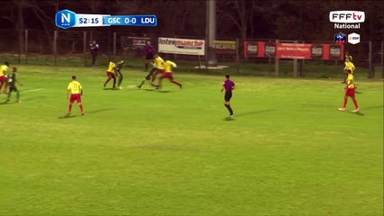 Très bon centre mais repoussé par la défense de Lyon.