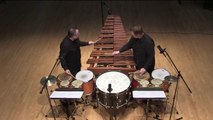 2 percussionnistes jouent comme 1 personne dans un miroir !